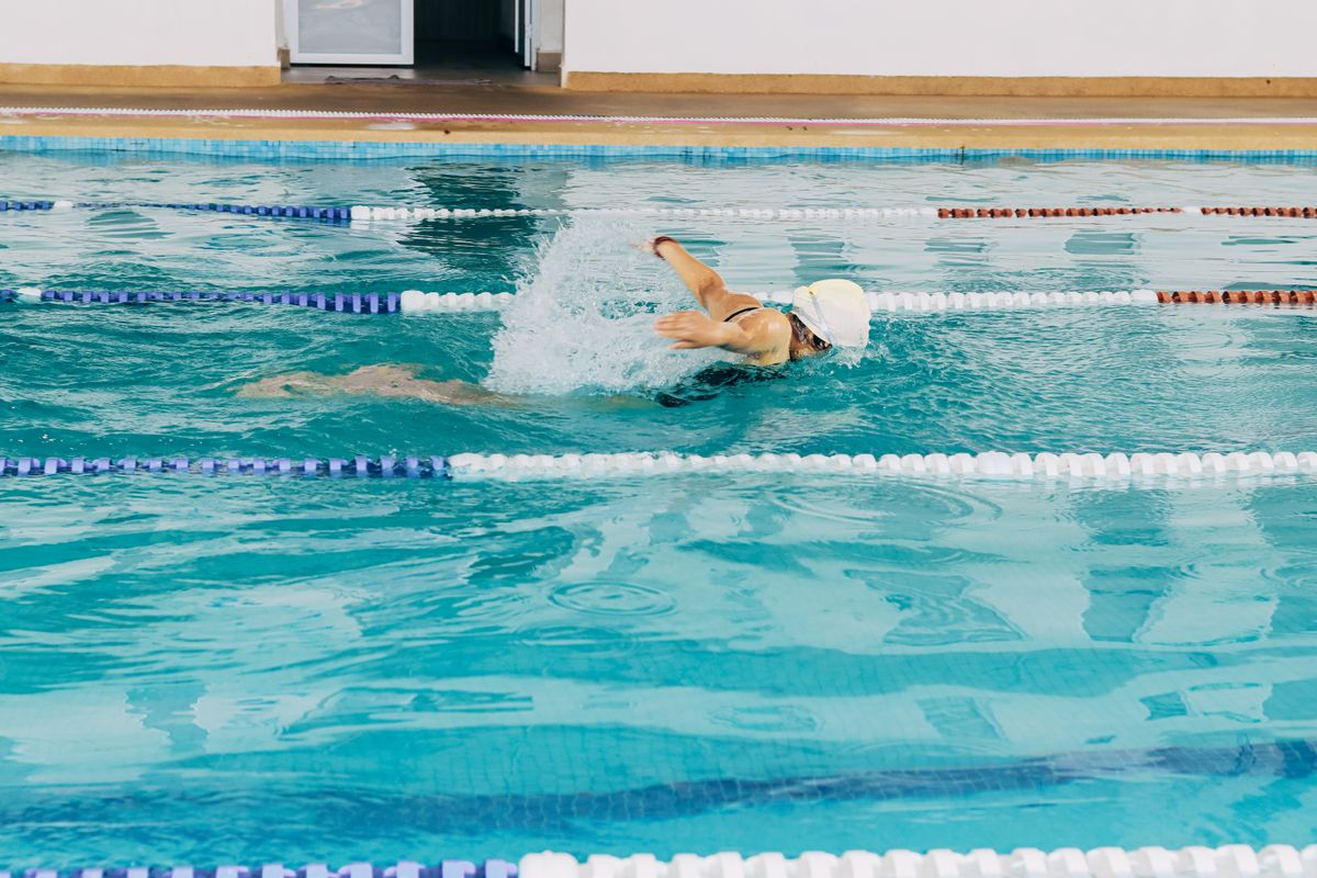 Mal de dos chronique : nager huit semaines réduit nettement l’incapacité, selon l’essai EduSwim